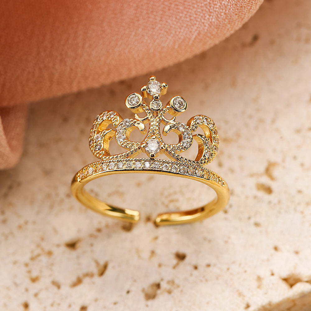 Anello Minimalista a Corona Geometrica da Donna in Ottone Placcato Oro 18K con Intarsio in Zirconia Cubica