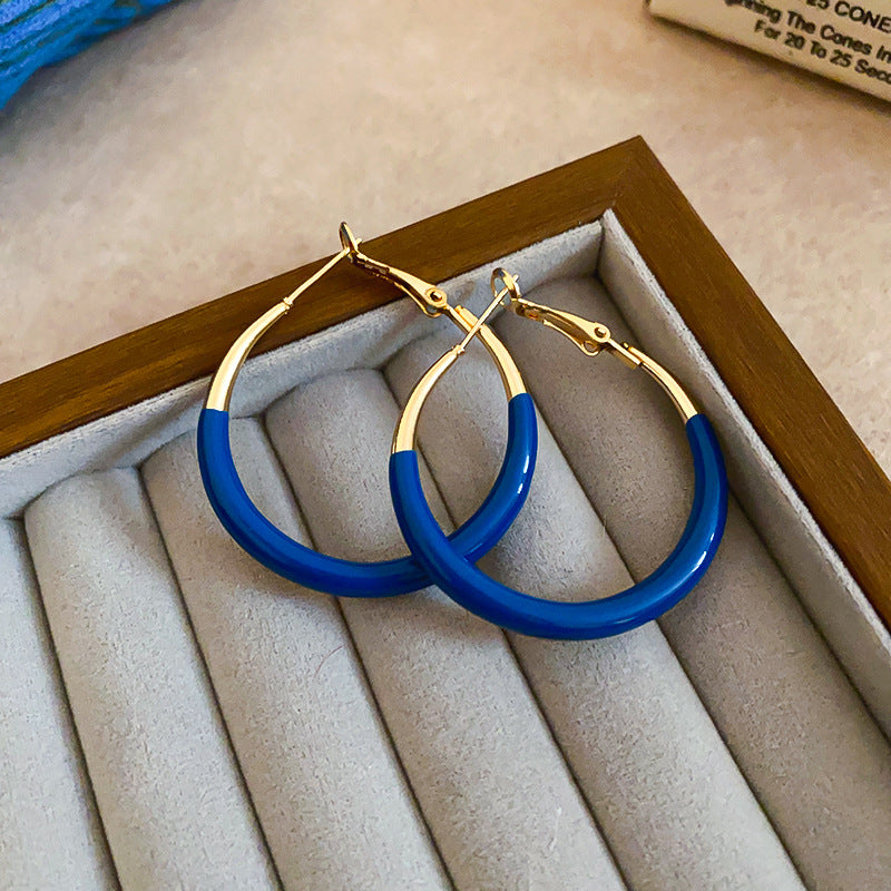 Pendientes de aro circulares retro minimalistas para mujer en metal chapado con detalles en azul Klein