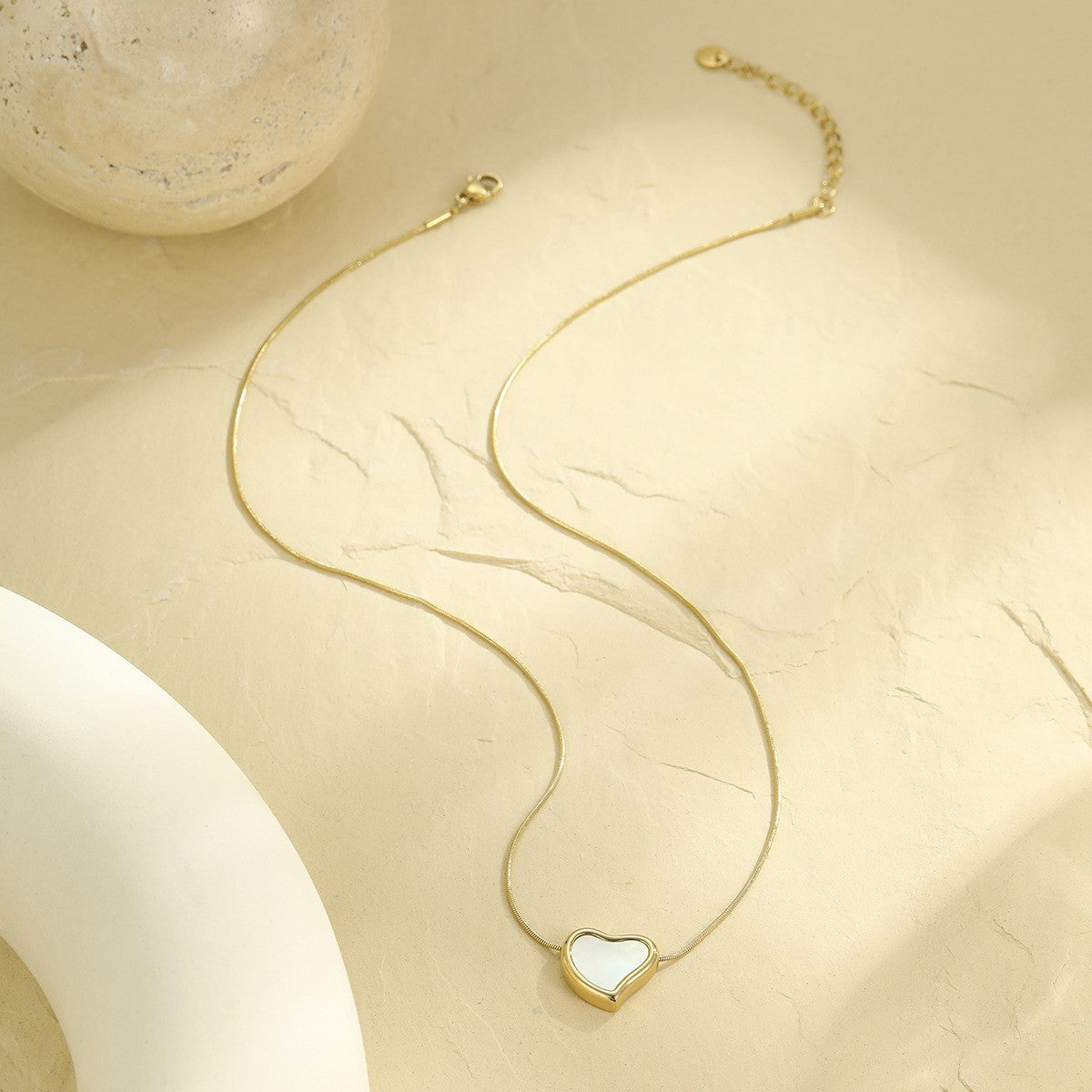 Collar con colgante de acero inoxidable con forma de corazón geométrico con incrustaciones de nácar para mujer, acabado chapado, cadena hasta la clavícula a la moda para la oficina