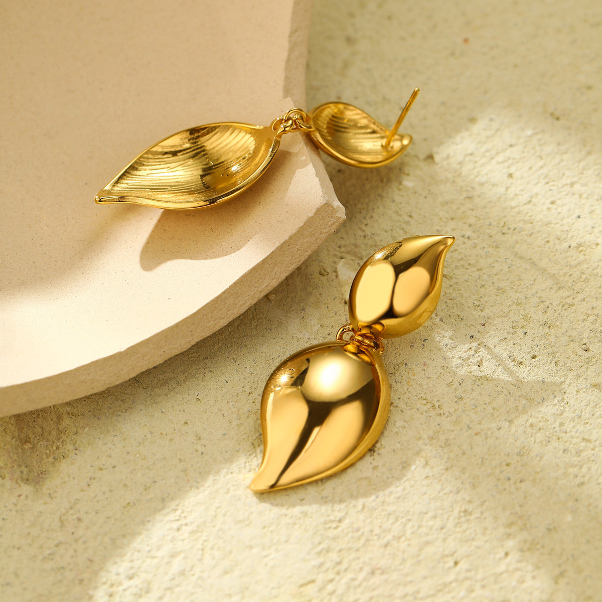 Pendientes minimalistas de acero de titanio con chapado en oro de 18 quilates, pendientes colgantes con forma de lágrima para mujer