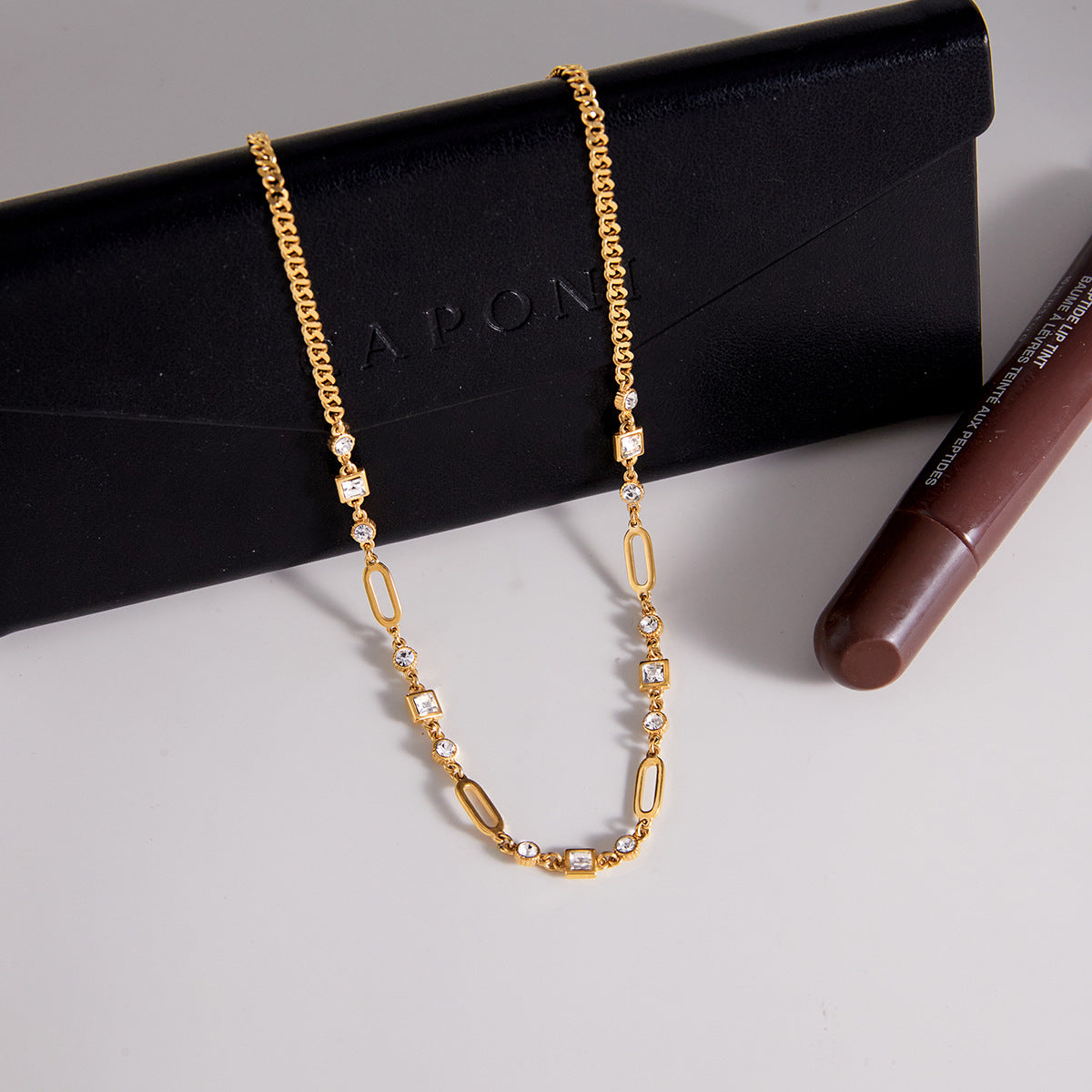 Collana con ciondolo geometrico di lusso con strass in acciaio al titanio placcato PVD in oro 18 carati da donna