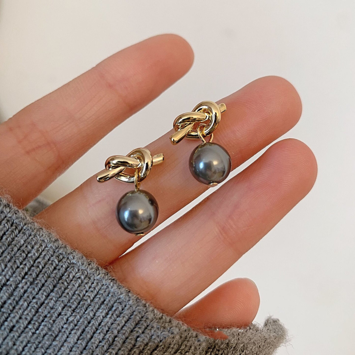 Pendientes de botón cuadrados geométricos minimalistas con perla en plata de ley 925 con baño de rodio