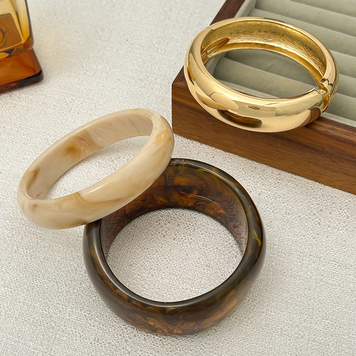 Bracciale da donna minimalista geometrico in acrilico e lega con finitura placcata