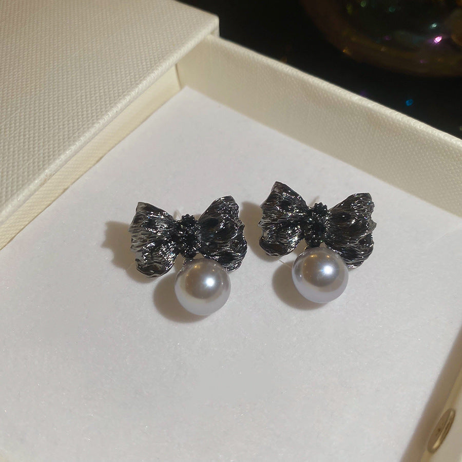 Pendientes de aleación con forma de lazo Retro Chic con detalles de perlas y baño de oro para mujer
