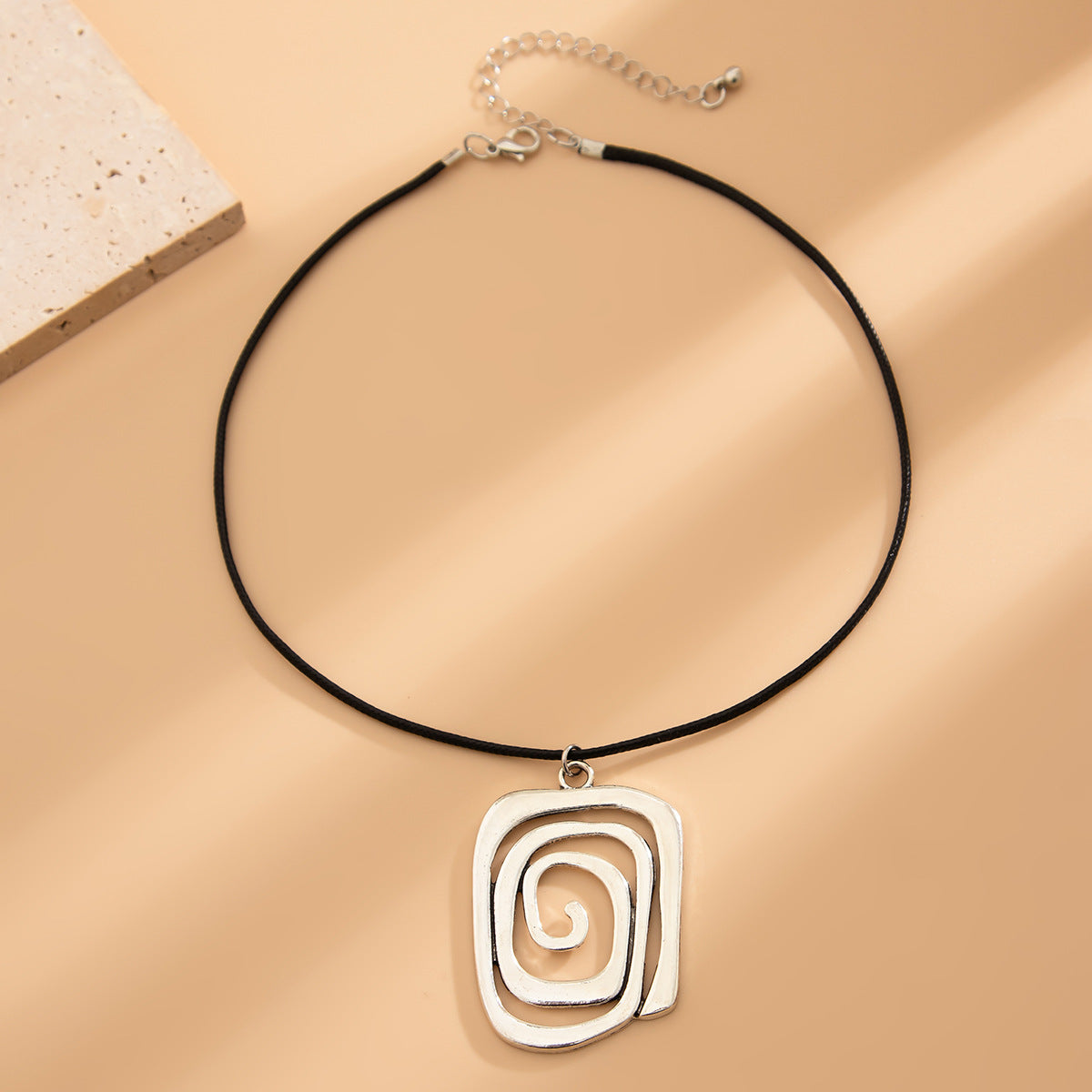 Orecchini a perno geometrici minimalisti in acciaio inossidabile con finitura smaltata, design a spirale e quadrato