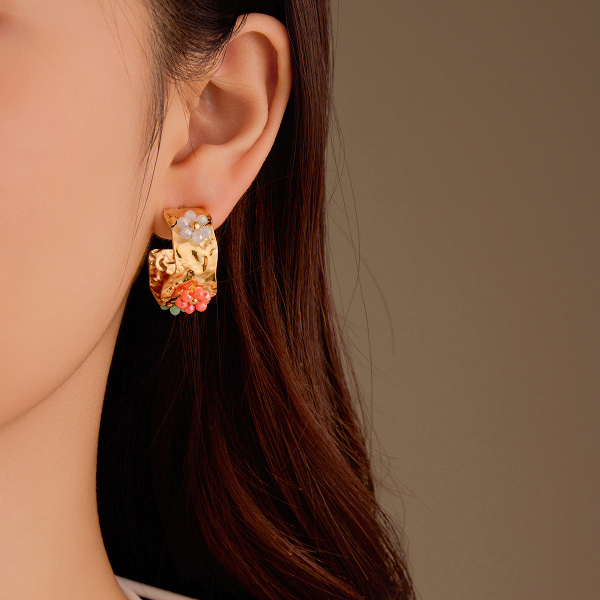 Pendientes de Acero Inoxidable Texturizado en Forma de C Estilo Vintage con Zircón Colorido y Perlas, Bañados en Oro de 18K