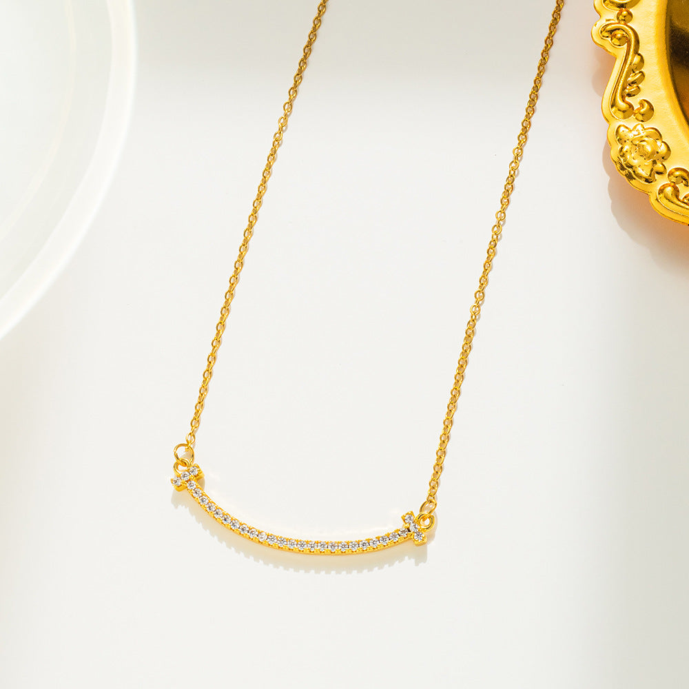 Collana con ciondolo a faccina sorridente da donna in acciaio al titanio con intarsio di strass su catena a maglie, collana a medaglione con design ad arco geometrico