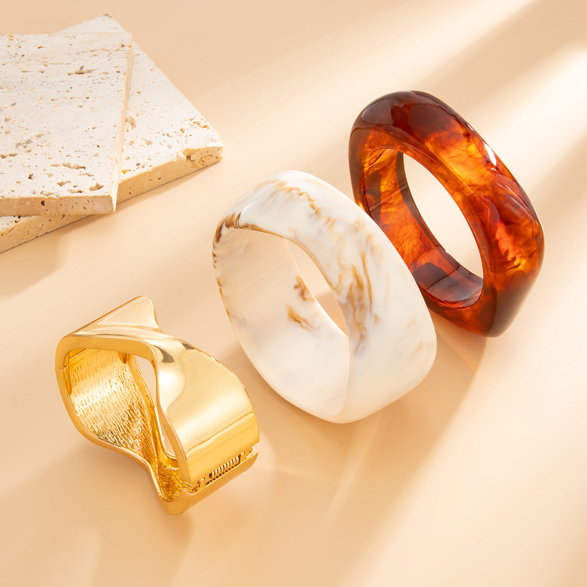 Bracciale Vintage A Polsino Largo Incrociato In Lega Con Finitura A Specchio E Design Geometrico Irregolare