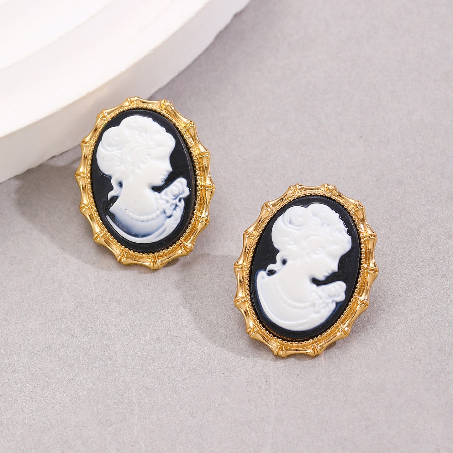 Pendientes góticos vintage de calavera con colgante en aleación con acabado galvanizado para mujer