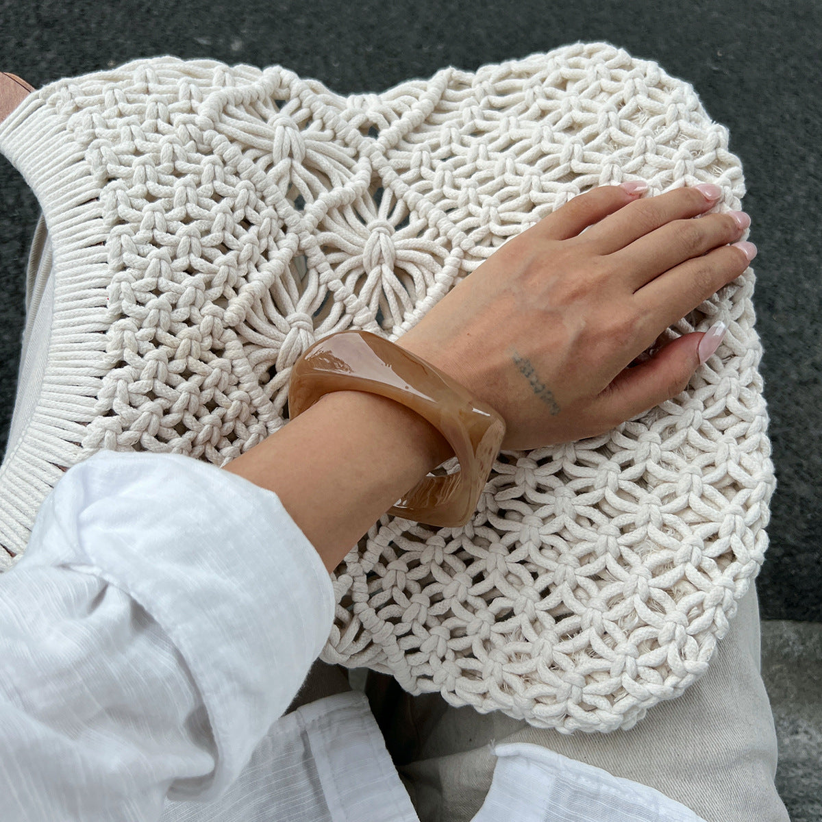 Bracciale minimalista da donna in acrilico geometrico irregolare con finitura placcata