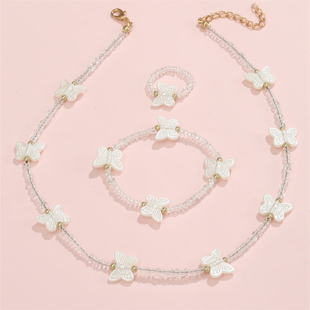 Set di collana floreale a farfalla minimalista con perle e ciondolo in plastica su catena di perline rotonde per ragazze