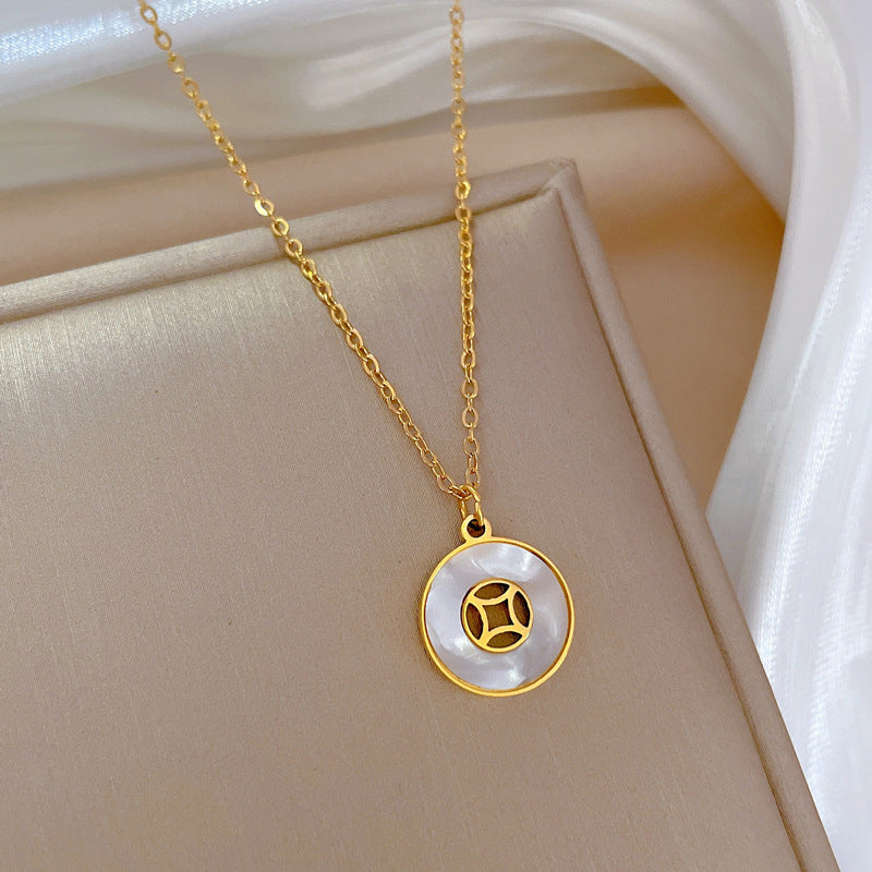 Collar minimalista de acero de titanio con colgante de moneda geométrica para mujer, cadena corta para clavícula con incrustaciones de diamantes de imitación