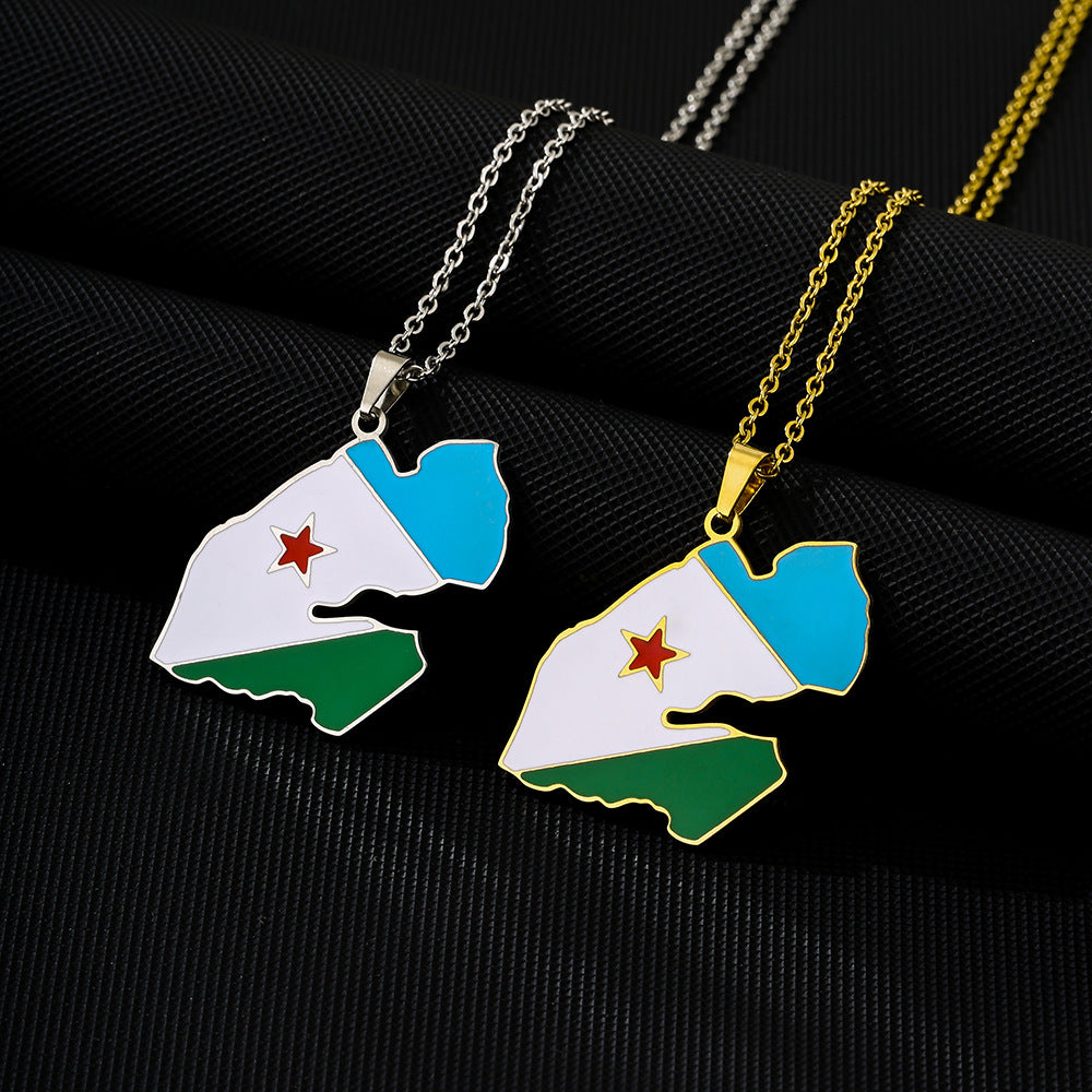 Collar con Colgante de Bandera de Yibuti con Diseño Geométrico Étnico en Acero Inoxidable con Dije de Acero de Titanio y Acabado Galvanizado en Cadena Tipo O
