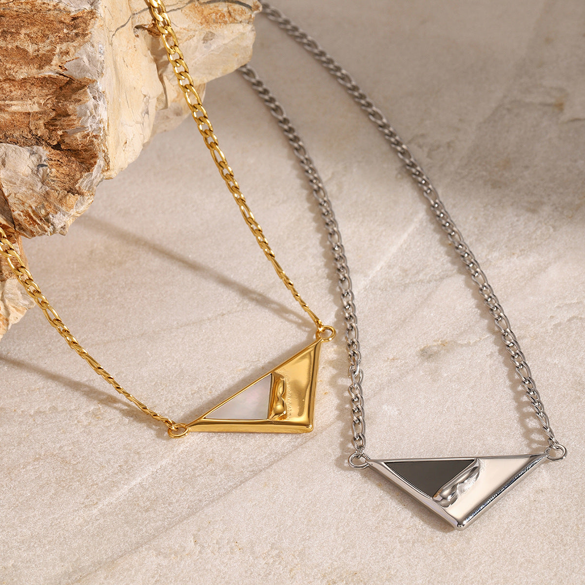 Collana con Ciondolo a Conchiglia Geometrica in Acciaio Inossidabile con Finitura Galvanizzata da Donna, Catena Minimalista a Clavicola Stile Medaglione