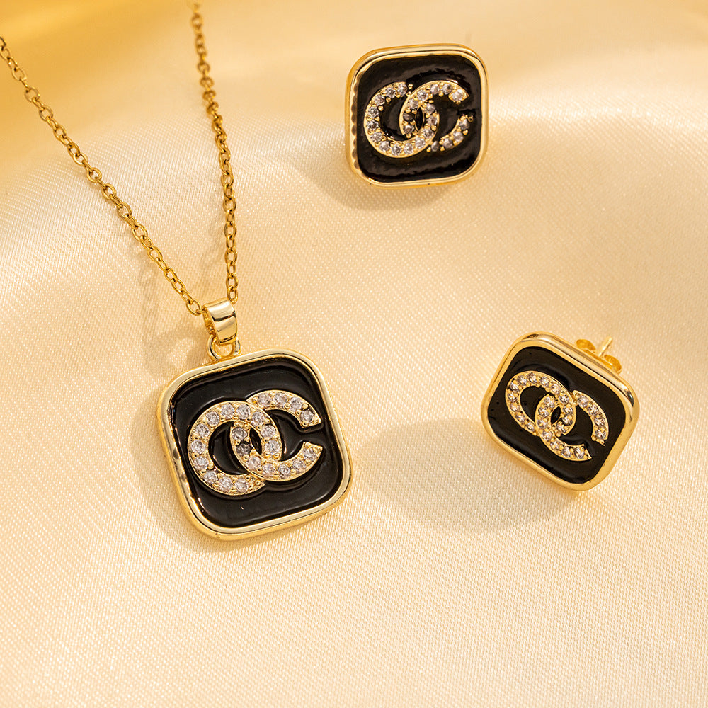Set collana con ciondolo a forma geometrica tonda di Topolino e quadrifoglio in acciaio al titanio con intarsio di strass da donna