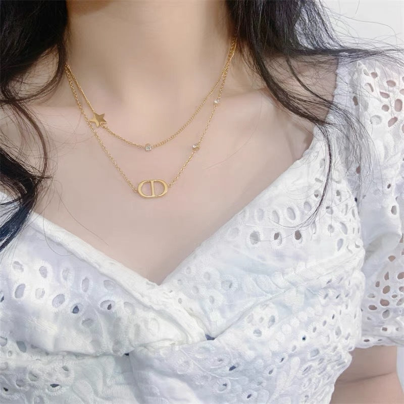 Collana da donna con ciondolo a lettera geometrico minimalista in acciaio al titanio con catena a serpente