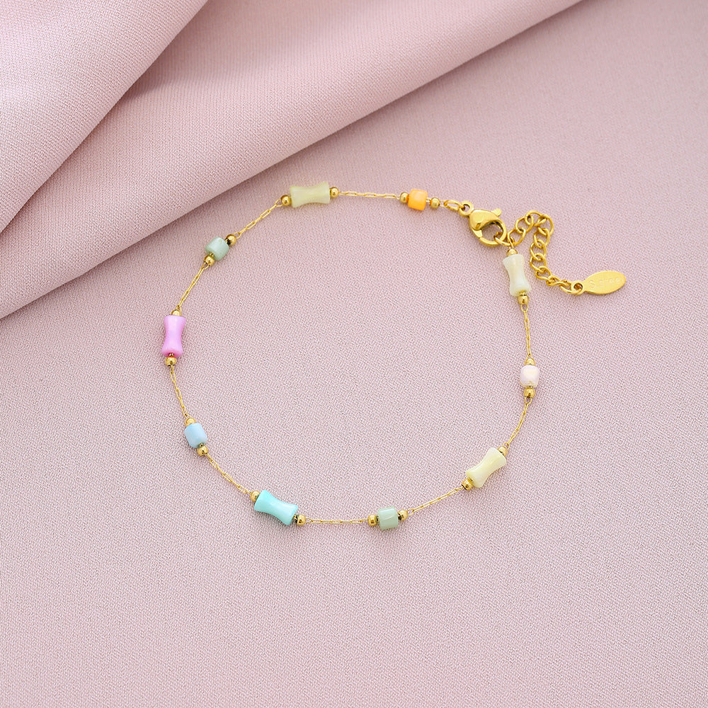 Elegante pulsera unisex de acero titanio con forma de concha y acabado chapado, ideal para atuendos casuales y de negocios en verano.