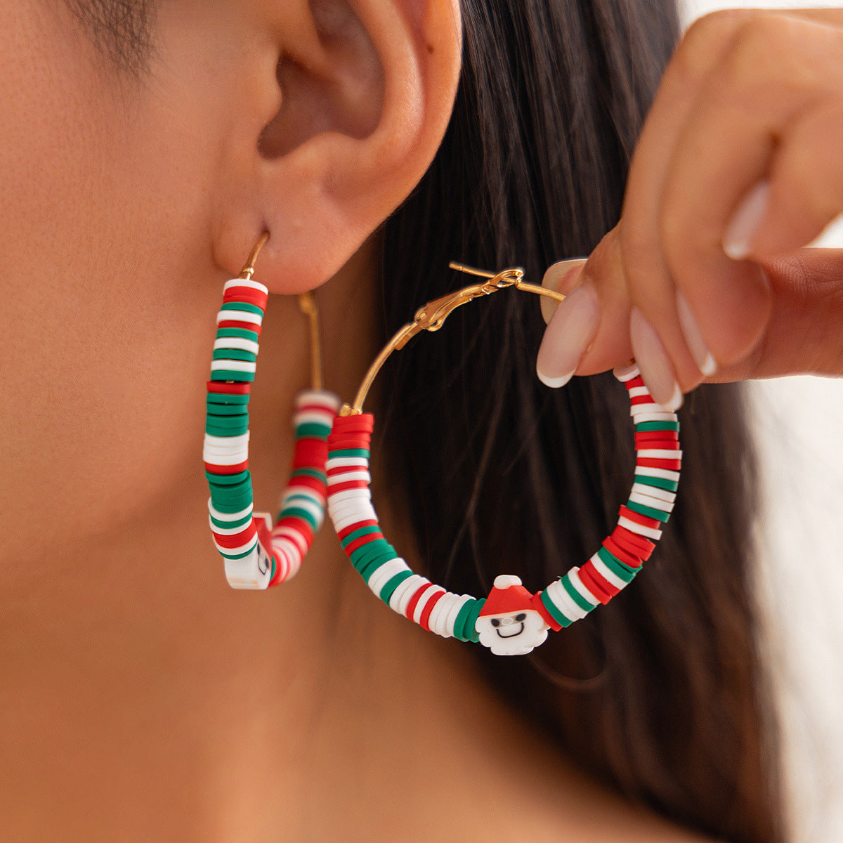 Pendientes de aro geométricos de cerámica con temática navideña y colgante de Papá Noel para mujer
