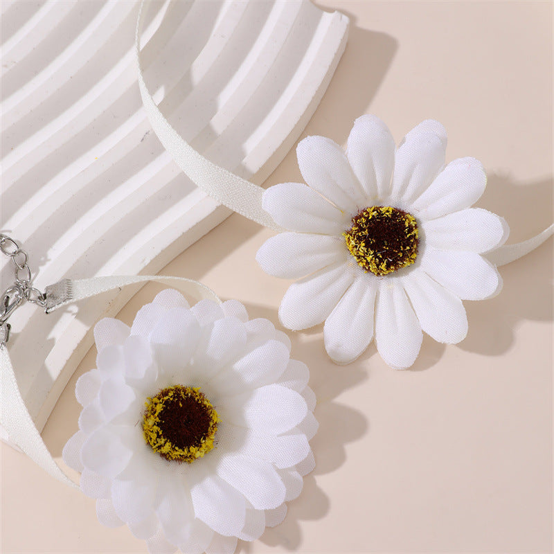 Collar Minimalista de Resina con Forma de Lazo para Niñas con Acabado Pulido y Cadena de Cuentas