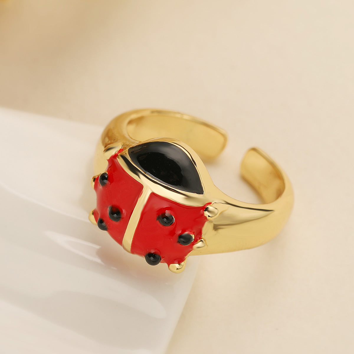 Anello da donna minimalista geometrico a forma di insetto in rame placcato oro 18 carati con finitura smaltata