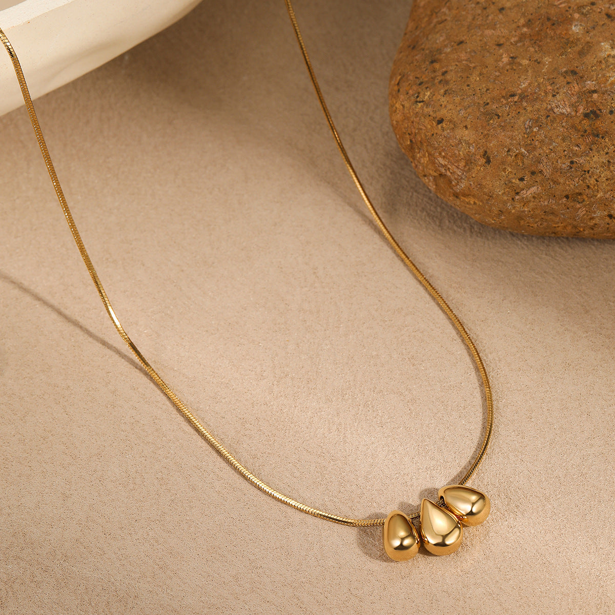 Collana da donna alla moda con gocce d'acqua geometriche in acciaio inossidabile e placcatura in oro 18 carati