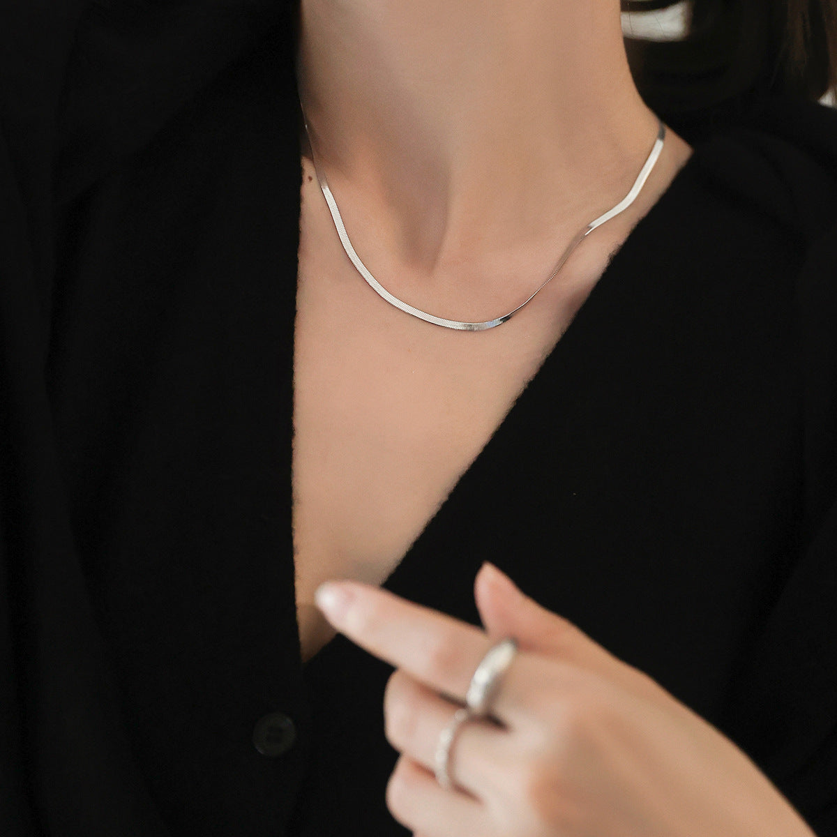 Collana da donna a maglie lunghe multistrato placcata oro in acciaio al titanio a forma di U, minimalista e alla moda, con catena a serpente