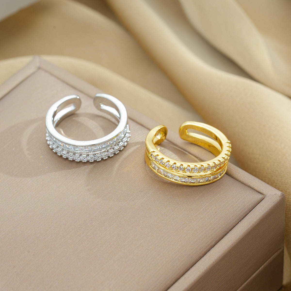 Anello Regolabile da Donna Minimalista Geometrico in Acciaio al Titanio con Finitura Placcata Sottovuoto
