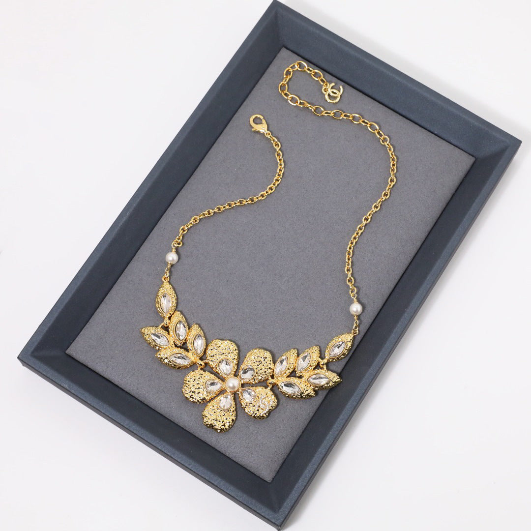 Orecchini floreali vintage in ottone placcato oro