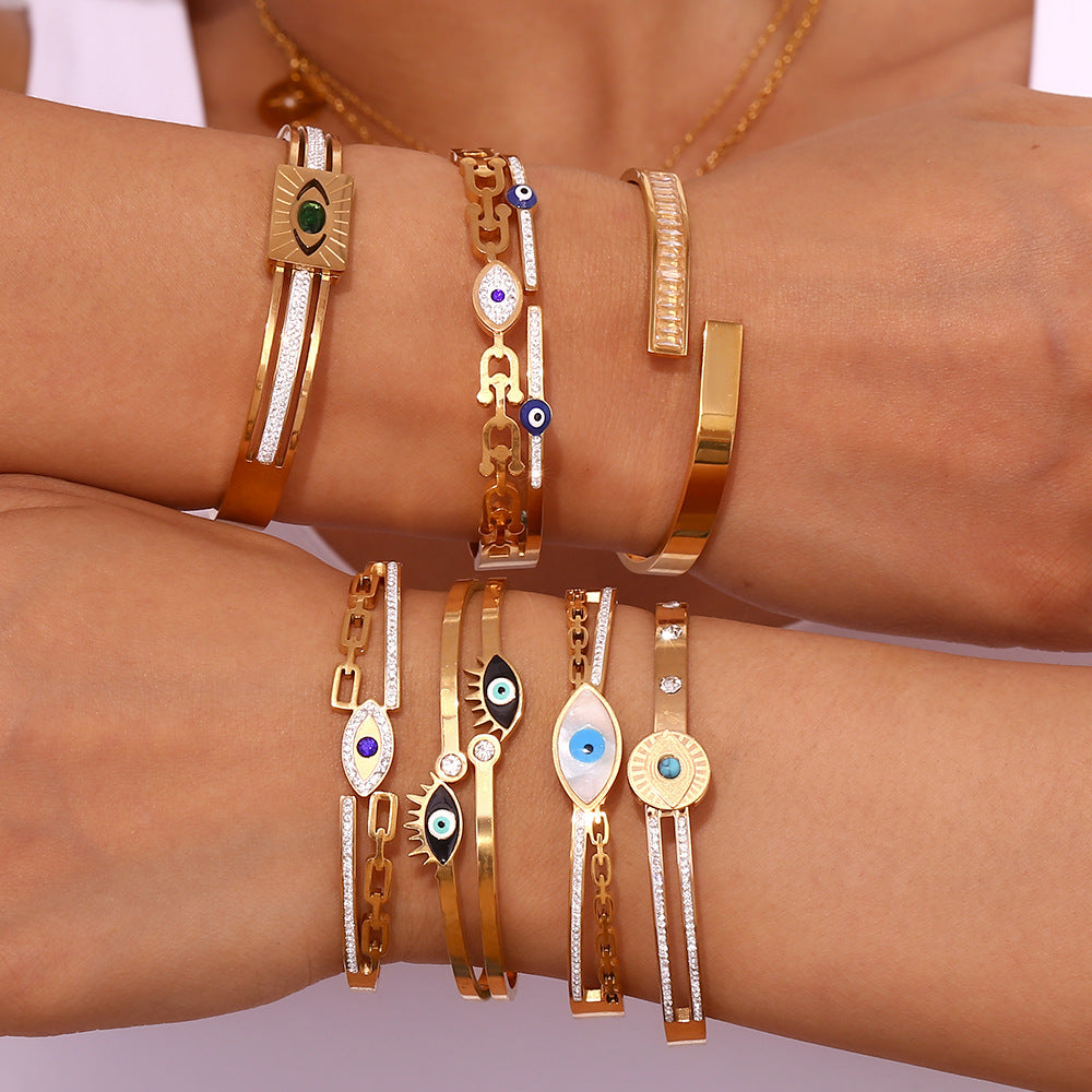 Bracciale minimalista di tendenza in acciaio inossidabile con placcatura in oro 18 carati e ciondolo a forma di occhio di Nazar micro-incastonato su chiusura a molla