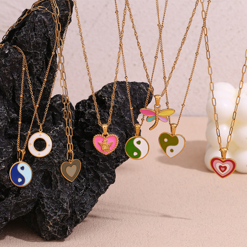 Collana con Ciondolo a Angelo Geometrico Minimalista in Acciaio al Titanio Placcato Oro 18K, Design Cuore e Libellula da Donna