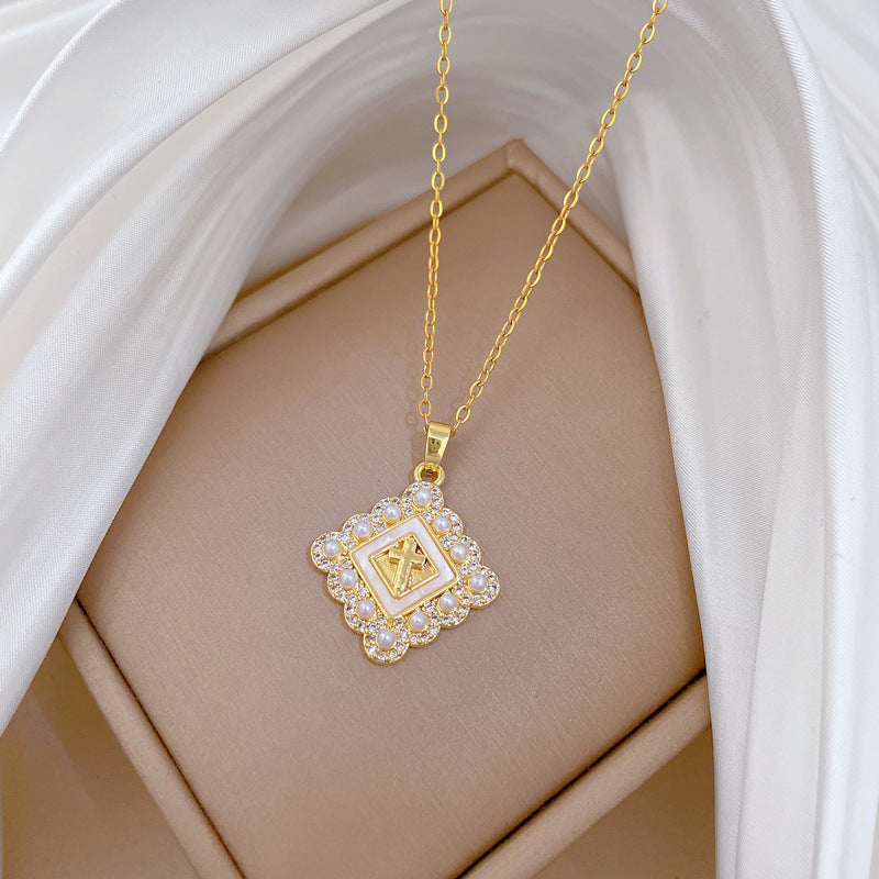 Collana Pendente a Croce Minimalista in Acciaio al Titanio con Accenti di Perle e Intarsio Completo di Strass per Donna e Uomo