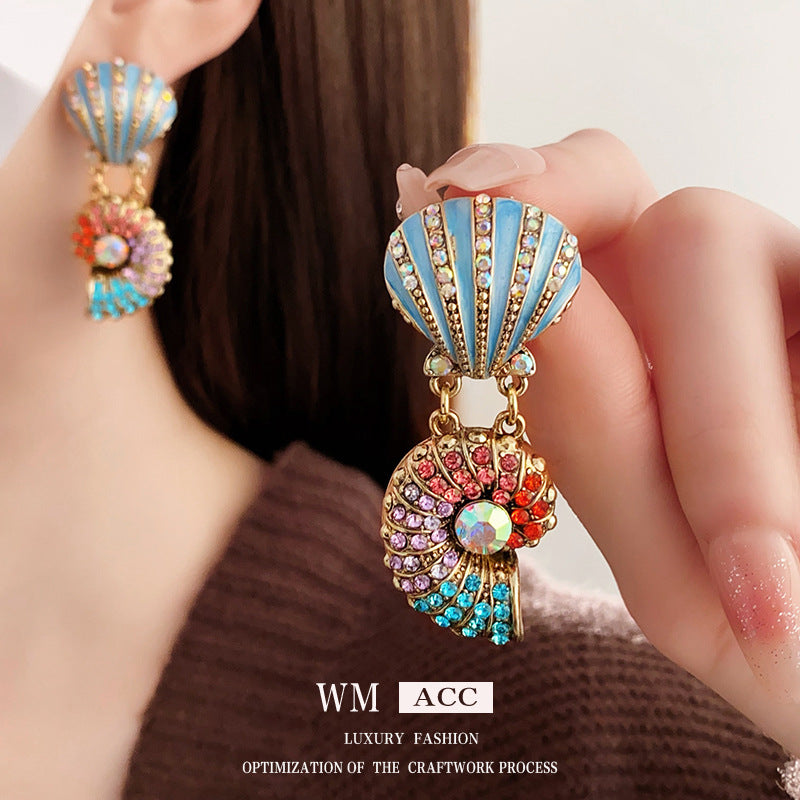 Vintage Shell and Pearl Pendant Necklace with Rhinestone Inlay and Enamel Finish on Alloy Chain for Women