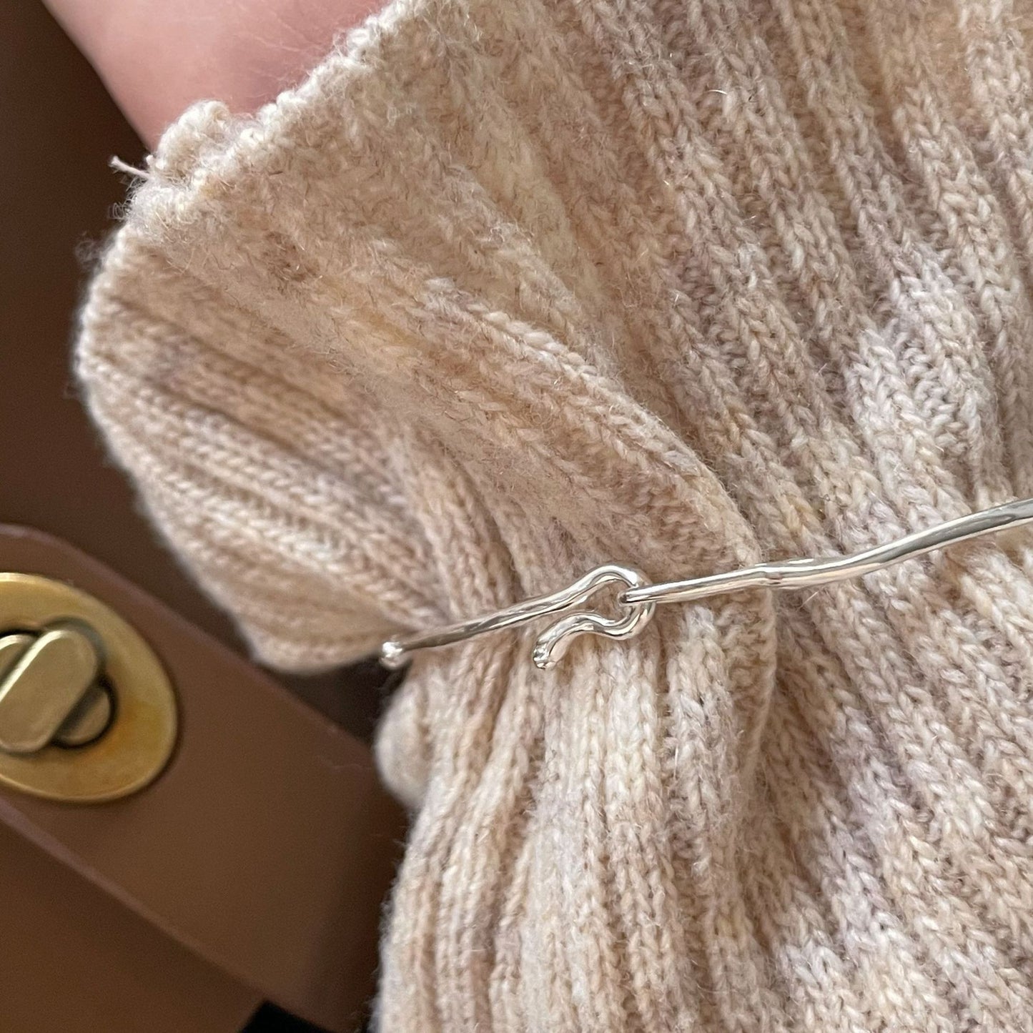 Pulsera Minimalista Irregular de Plata de Ley S925 con Acabado Texturizado