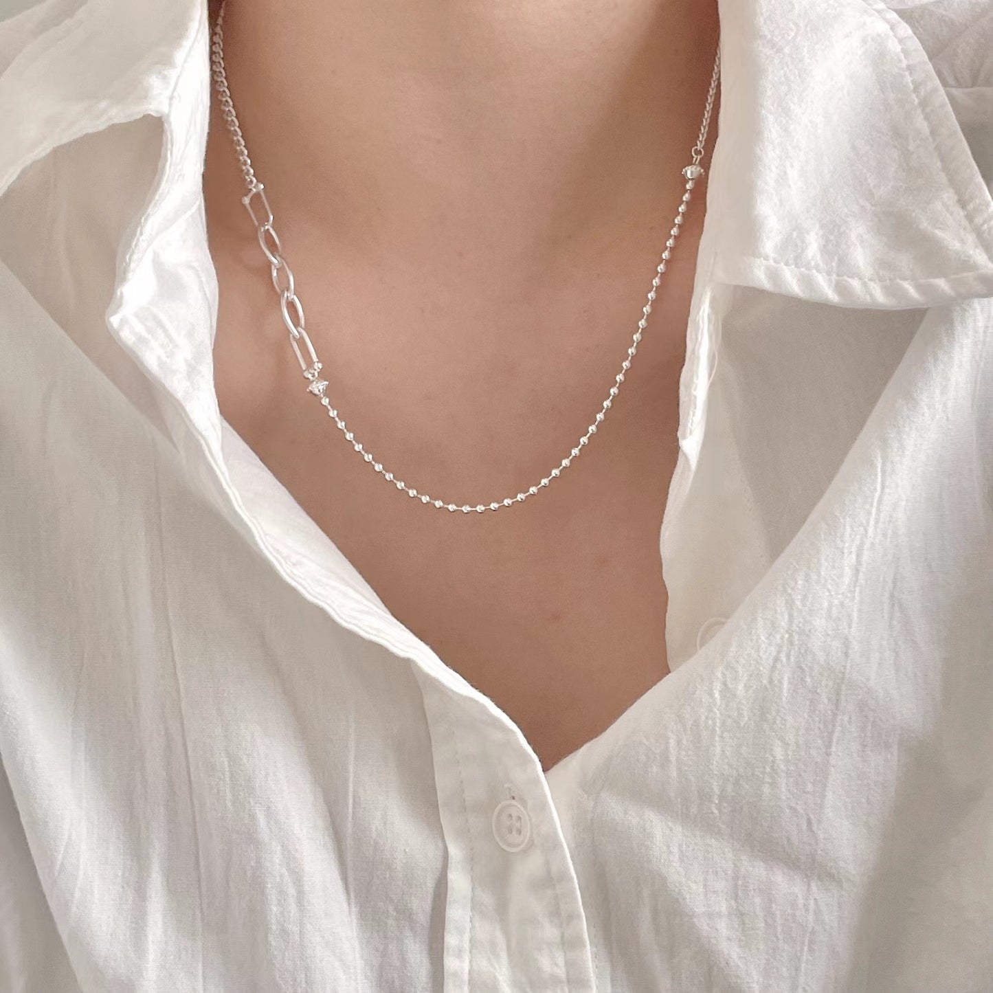 Collana con Pendente Geometrico in Argento Sterling 925 con Catena Intrecciata e Perle Lucide