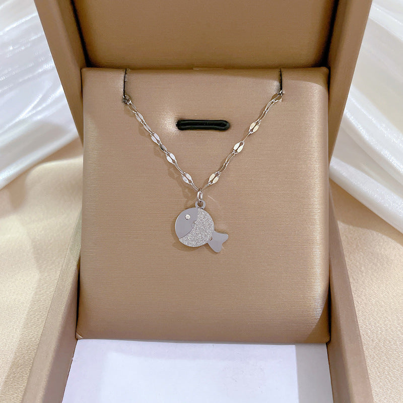 Collana con ciondolo a forma di pesce geometrico minimalista in acciaio al titanio opaco per uomo e donna, stile Locket, catena clavicola
