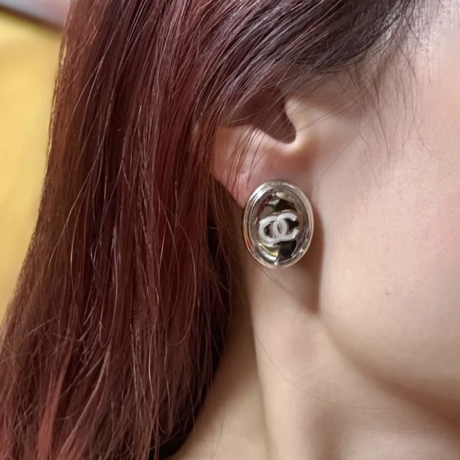 Anello da donna in ottone placcato oro con smalto a forma di lettera ovale di lusso