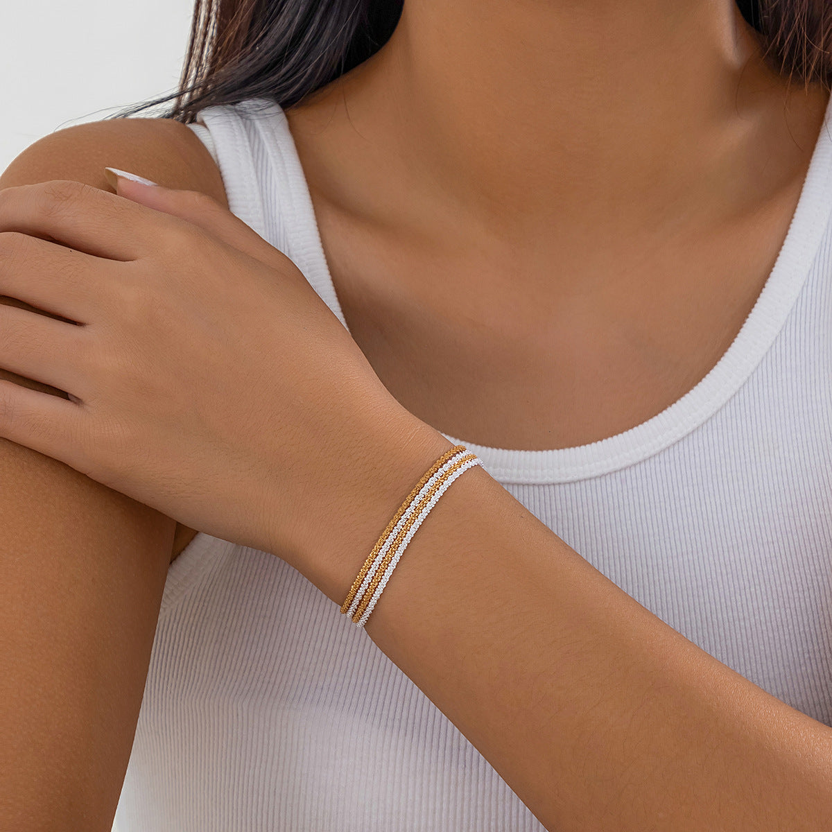 Collana a più strati geometrica minimalista da donna con base in rame e finitura galvanizzata