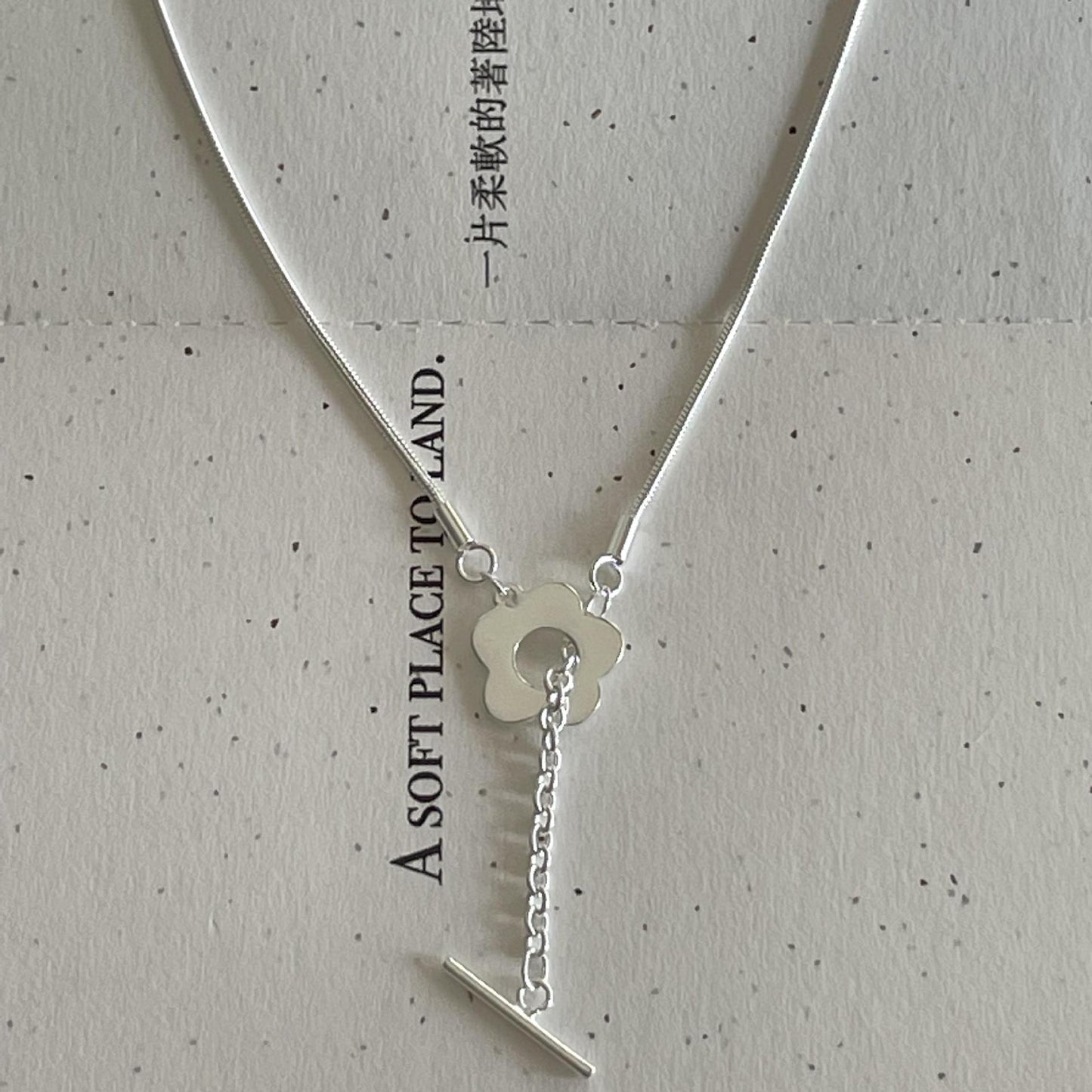 Collar con colgante geométrico floral minimalista en plata de ley 925 con cadena de serpiente