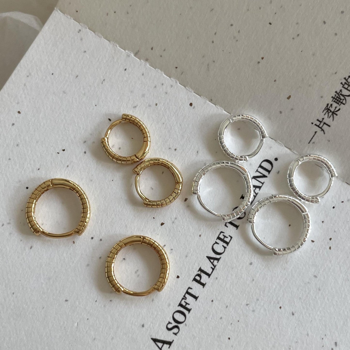 Pendientes Minimalistas con Forma de Letra de Plata de Ley 925 con Detalles de Perlas para Mujer