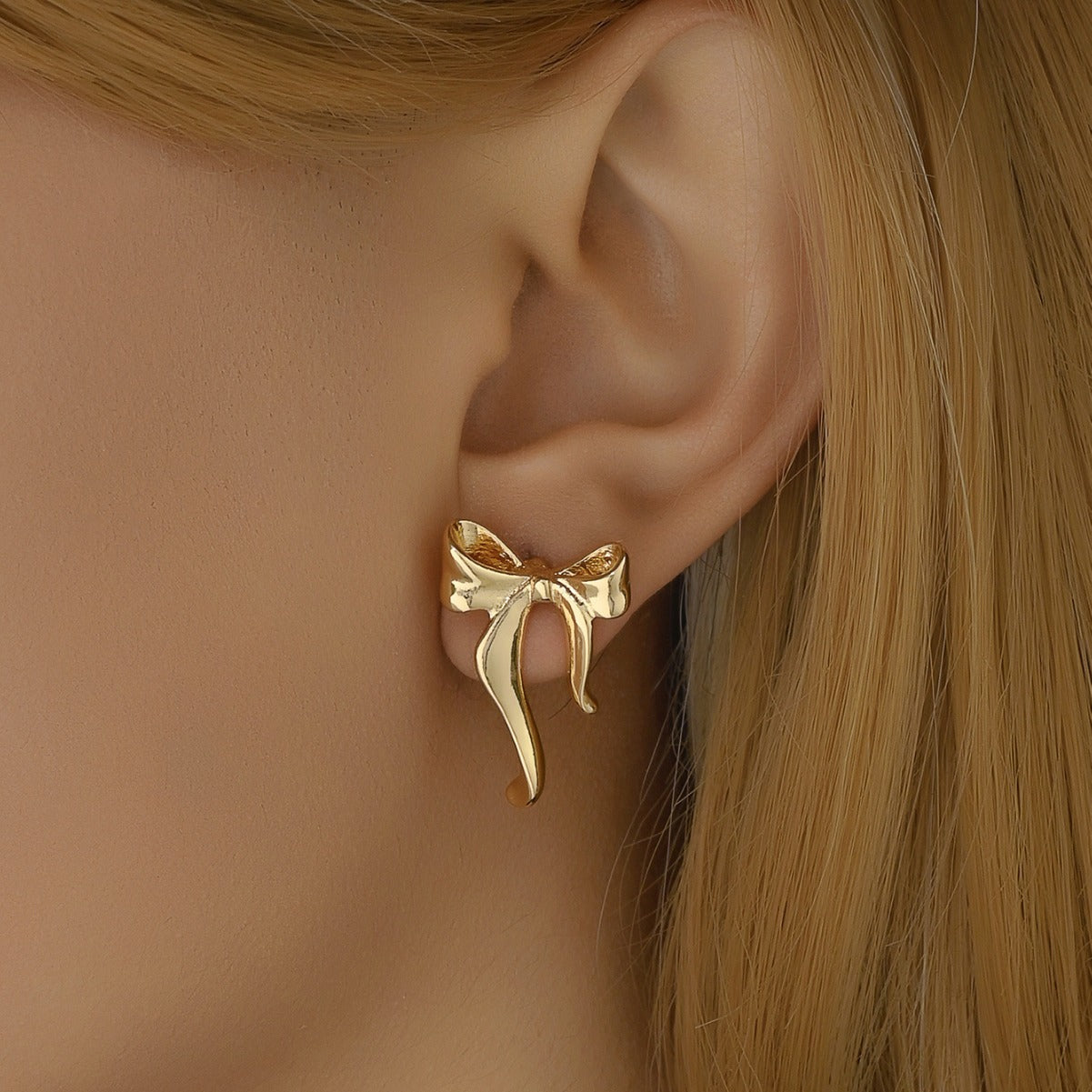 Orecchini a perno da donna a forma di fiocco minimalisti in lega placcati oro con perni in acciaio inossidabile