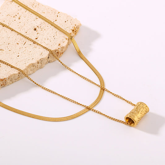 Collar con colgante de cilindro hueco geométrico minimalista de acero de titanio con chapado en oro de 18 quilates en cadena tipo serpiente