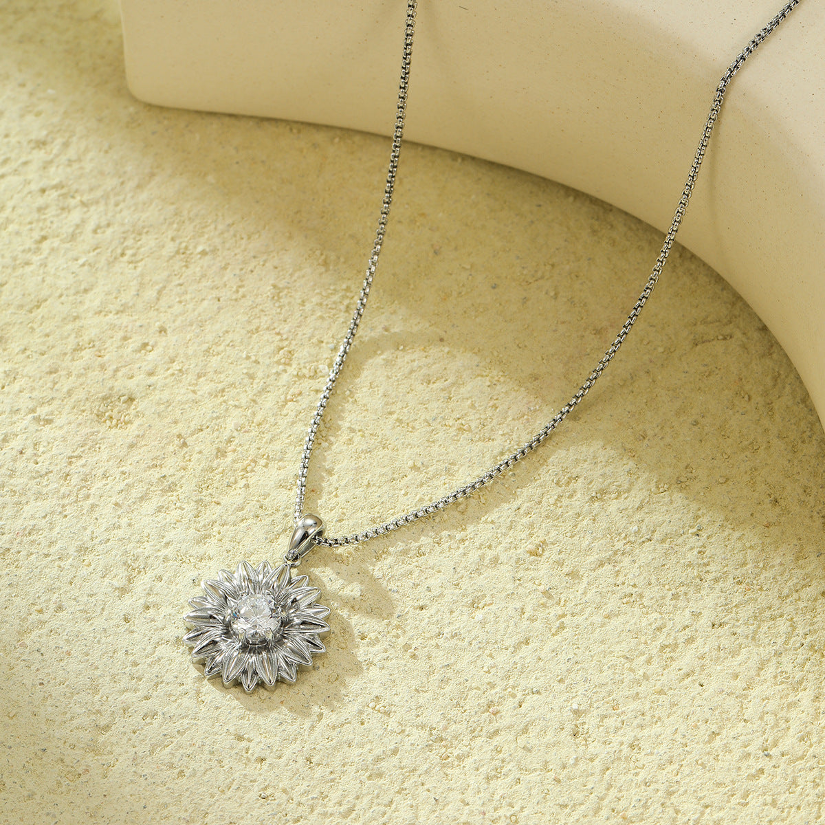 Elegante collar con colgante de girasol de acero inoxidable para mujer con incrustaciones de diamantes de imitación y baño de oro en cadena de serpiente