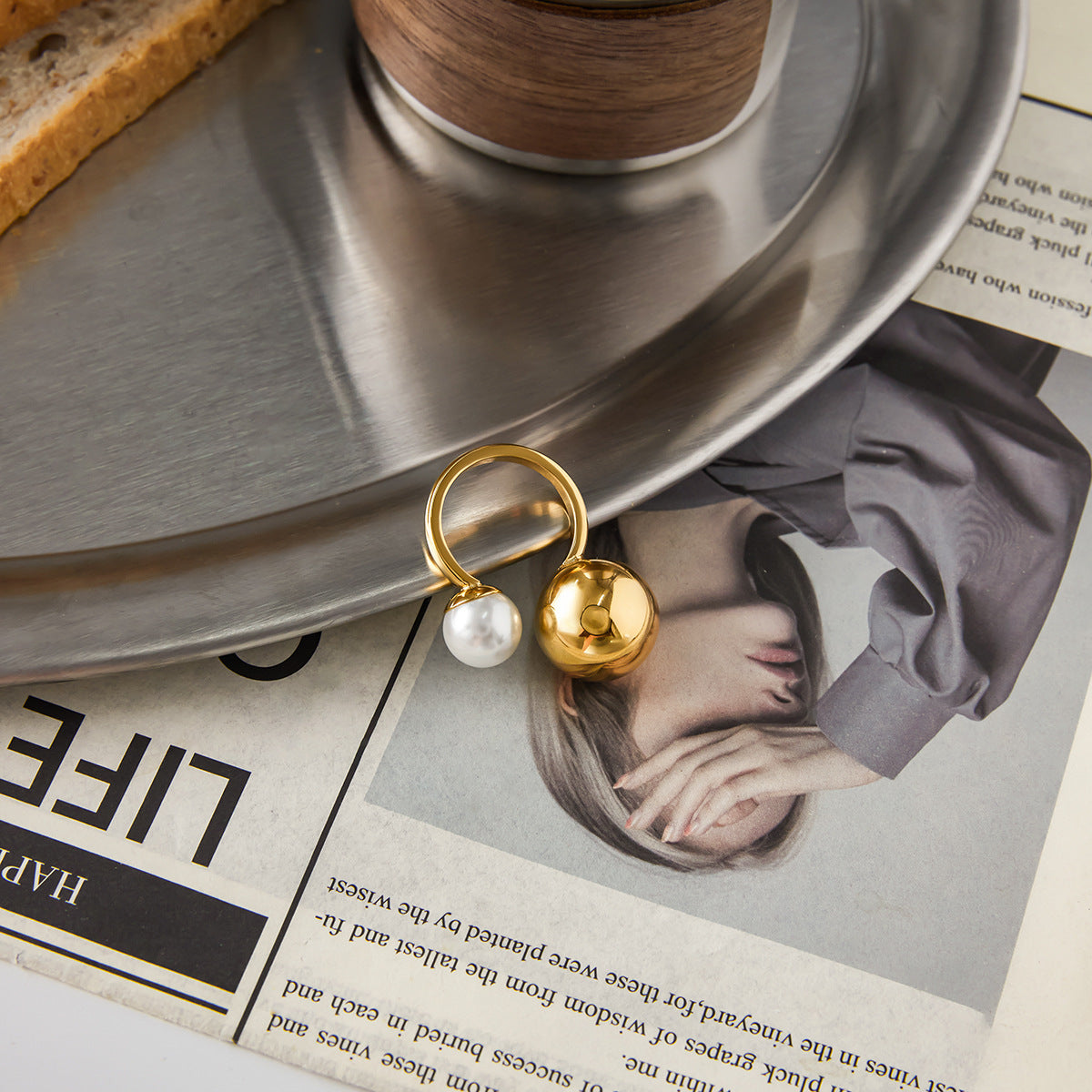Anello da donna placcato in acciaio inossidabile e titanio geometrico con finitura perlata