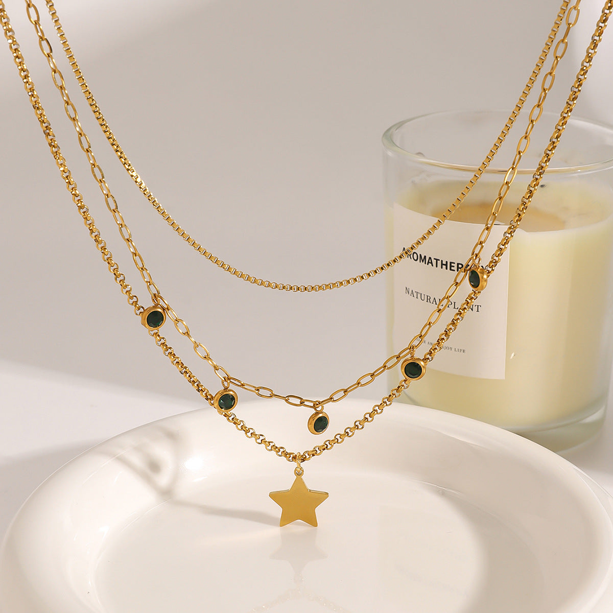 Collana a strati minimalista a forma di stella in acciaio inossidabile con pendente in acciaio al titanio placcato per donna