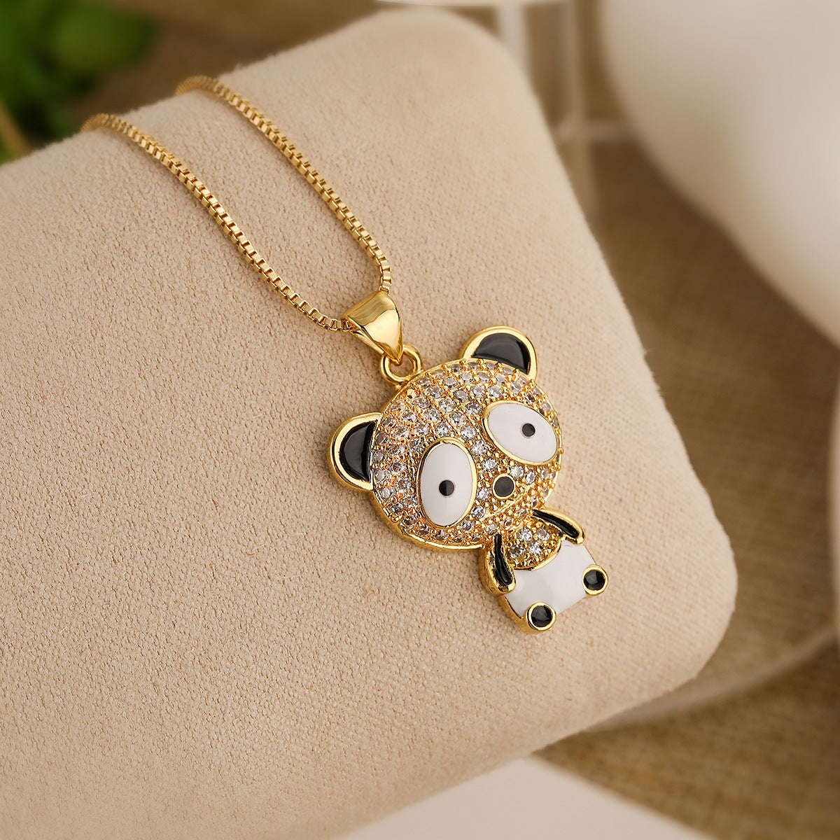 Graziosa Collana con Ciondolo a Forma di Orso Minimalista in Rame, Placcata Oro Vero con Intarsi in Perle e Zirconi, da Donna