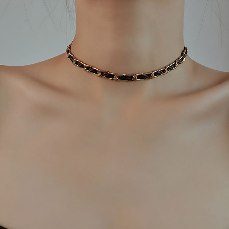 Collar trenzado de cordón de cuero de acero titanio en forma de U minimalista para mujer con cuentas doradas