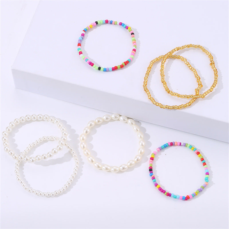 Braccialetto per bambini minimalista con perline di vetro a forma di foglia e inserti di perle e campanelli