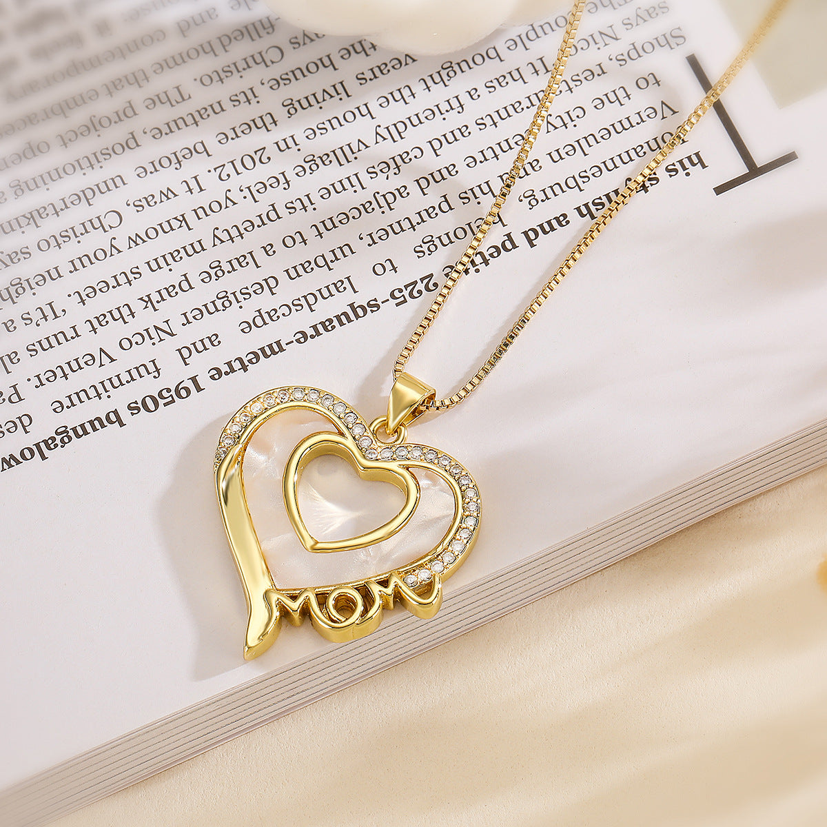 Collana Pendente Minimalista Geometrica MAMMA da Donna con Base in Rame Placcato in Oro Vero e Intarsio di Zirconi a Forma di Conchiglia