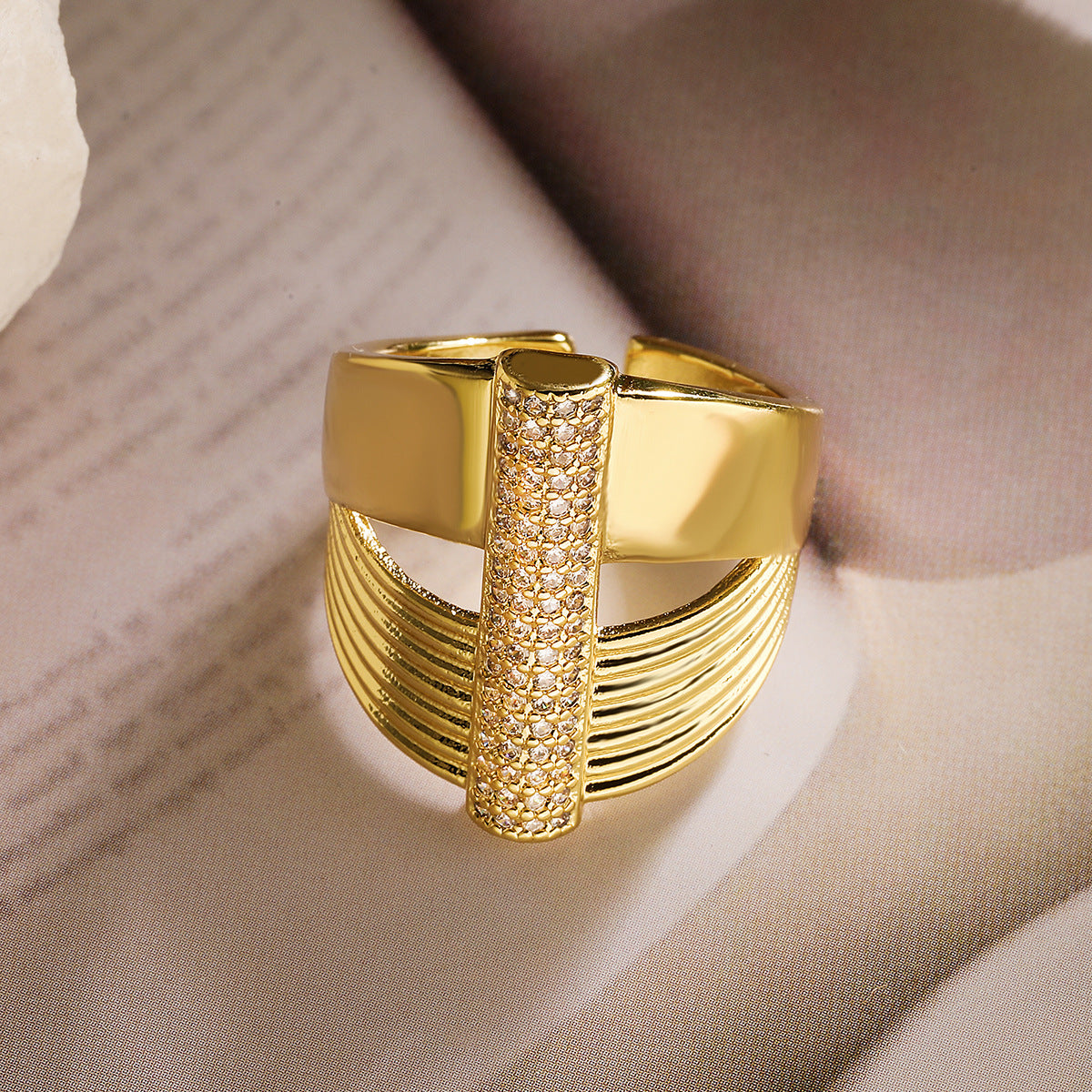 Anello Aperto Geometrico Minimalista in Rame Placcato Oro 18K con Intarsio di Zirconi da Donna