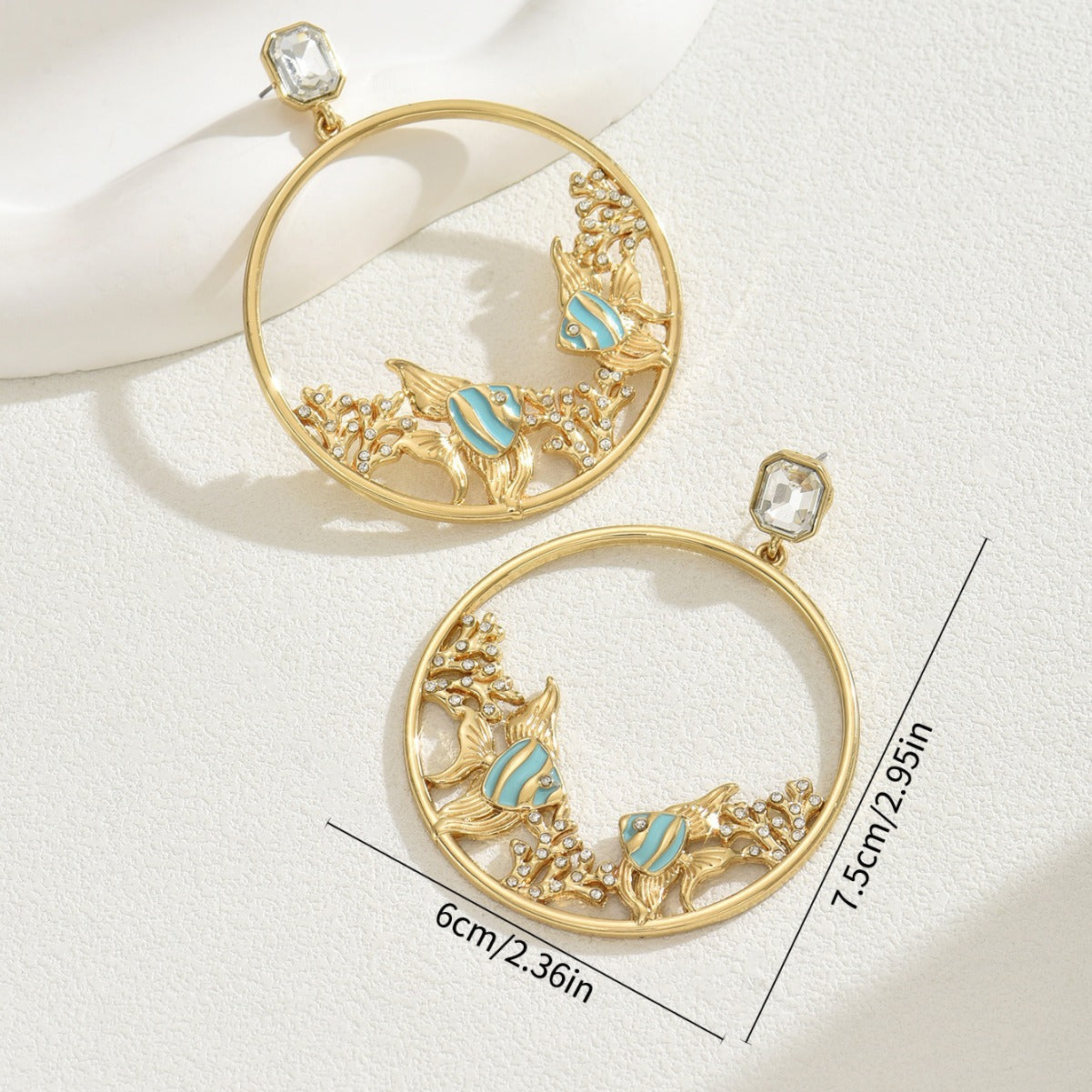 Pendientes minimalistas de pescado geométricos de moda con incrustaciones de diamantes de imitación, aretes de aleación de zinc chapados en oro de 18 quilates para mujer
